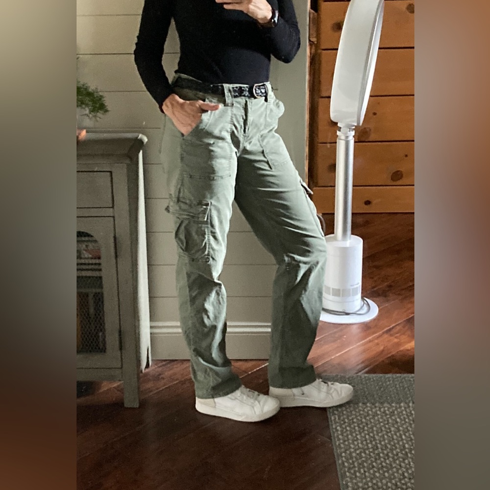 American Eagle army green full length cargo pants. Size 4